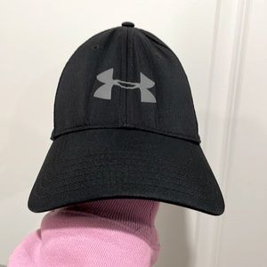 M/L Men’s black Under Armour baseball hat